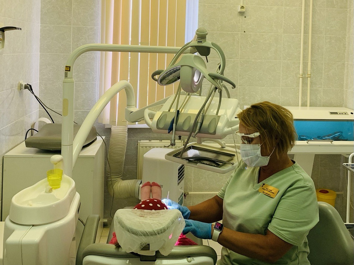 Какая стоматологическая  медицинская помощь оказывается детям  по ОМС 