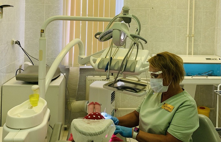 Какая стоматологическая  медицинская помощь оказывается детям  по ОМС 