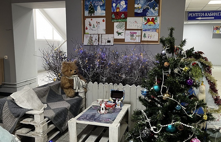 В люберецких поликлиниках установили новогодние елочки.